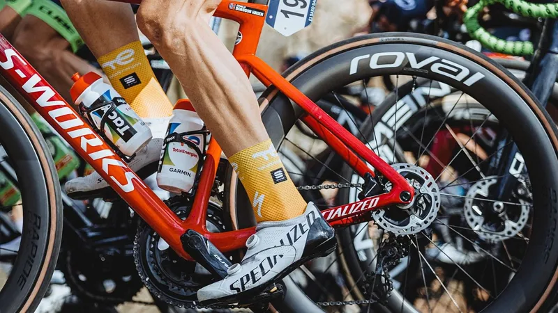 Specialized Rapide CLX II Rear Road Wheel - Carbon/White - Image 7