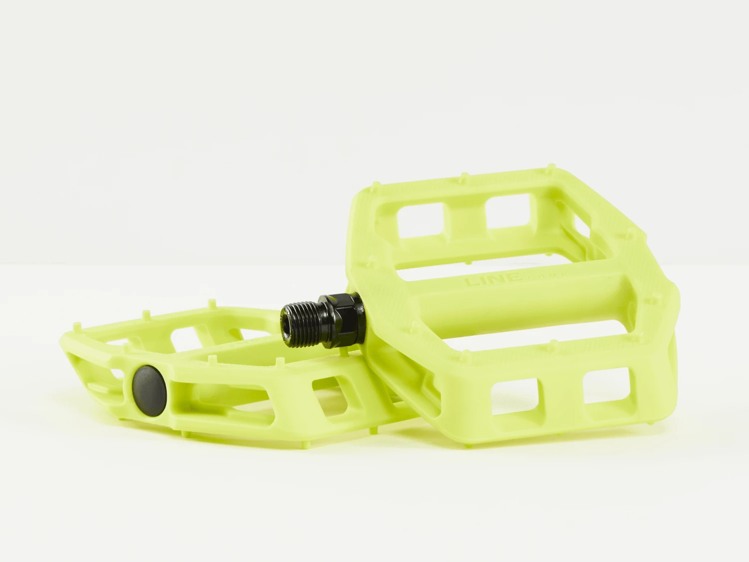 Bontrager Line Comp Flat Pedals - 9/16 - Black - Image 3